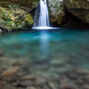 八重谷湧水の写真「青く澄んだ滝壺」