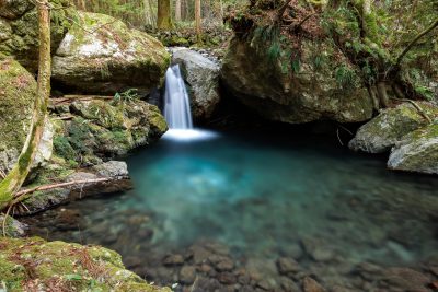 八重谷湧水の写真「青く染まる八重滝の滝壺」