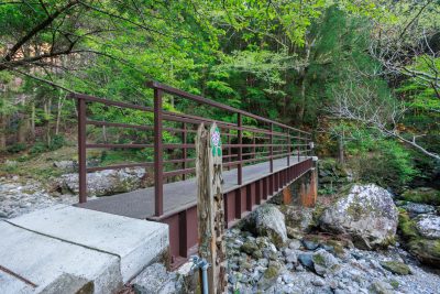 八重谷湧水の写真「八重谷湧水へ繋がる橋」