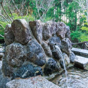 八重谷湧水の写真「駐車場の湧き水くみ場」