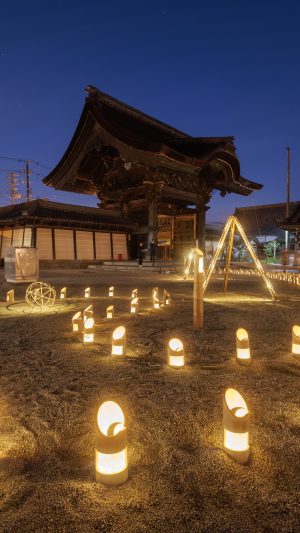 無料壁紙 山門と竹あかり。PCとデスクトップ壁紙に最適な4K高画質の無料壁紙。三重県津市の高田本山専修寺で撮影したフリー写真素材