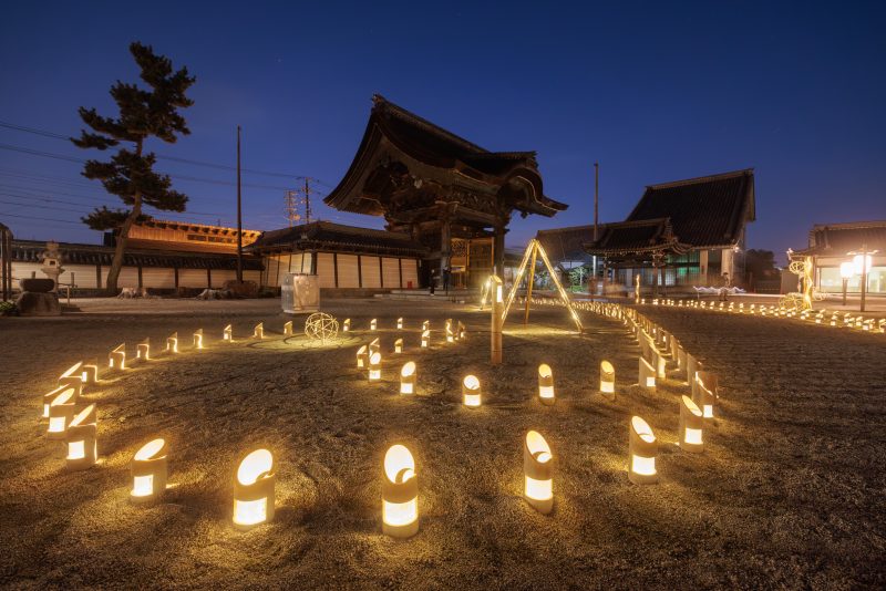 高田本山専修寺の写真「山門と竹あかり」
