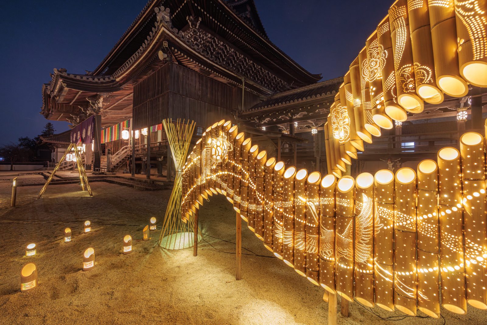 高田本山専修寺の写真「如来堂の近くにある豪華な竹あかり」