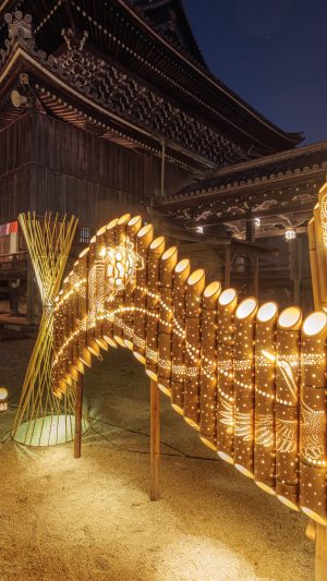 無料壁紙 如来堂の近くにある豪華な竹あかり。PCとデスクトップ壁紙に最適な4K高画質の無料壁紙。三重県津市の高田本山専修寺で撮影したフリー写真素材