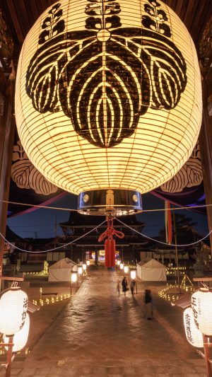 無料壁紙 御影堂から眺めるお七夜の光景。PCとデスクトップ壁紙に最適な4K高画質の無料壁紙。三重県津市の高田本山専修寺で撮影したフリー写真素材