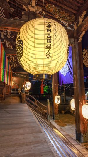 無料壁紙 御影堂の提灯。PCとデスクトップ壁紙に最適な4K高画質の無料壁紙。三重県津市の高田本山専修寺で撮影したフリー写真素材