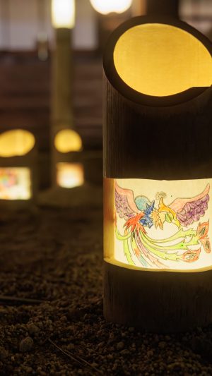 無料壁紙 子ども竹あかり。PCとデスクトップ壁紙に最適な4K高画質の無料壁紙。三重県津市の高田本山専修寺で撮影したフリー写真素材