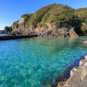 突堤から海を眺めると透明度がやばい