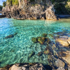 突堤から眺めるエメラルドグリーンの海