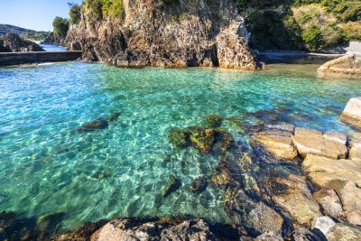 南張海浜公園の写真「突堤から眺めるエメラルドグリーンの海」