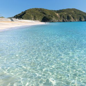 無料壁紙 冬しか見られないエメラルドブルーの海。PCとデスクトップ壁紙に最適な4K高画質の無料壁紙。三重県志摩市の南張海浜公園で撮影したフリー写真素材