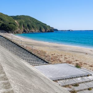 高台の堤防から砂浜へ降りれる階段