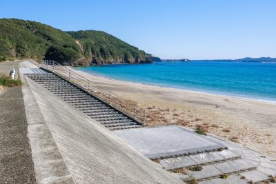 南張海浜公園の写真「高台の堤防から砂浜へ降りれる階段」