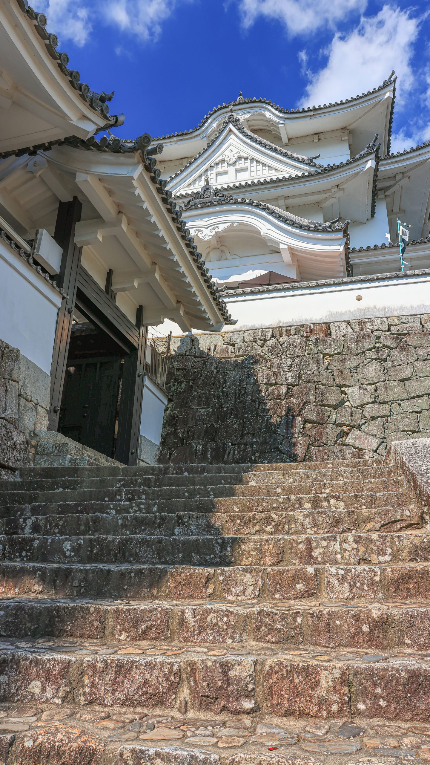 無料スマホ壁紙 天守閣へと続く石段。AndroidとiPhoneに対応した4K高画質の無料待ち受け画像。三重県伊賀市の伊賀上野城で撮影したフリー写真素材