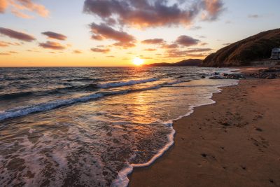 塩鹿ビーチの写真「夕陽に照らされる塩鹿ビーチ」