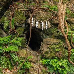 無料壁紙 風穴。PCとデスクトップ壁紙に最適な4K高画質の無料壁紙。三重県志摩市の天の岩戸（恵利原の水穴）で撮影したフリー写真素材