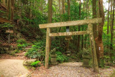 天の岩戸（恵利原の水穴）の写真「天の岩戸の近くにある鳥居と風穴へ続く遊歩道」