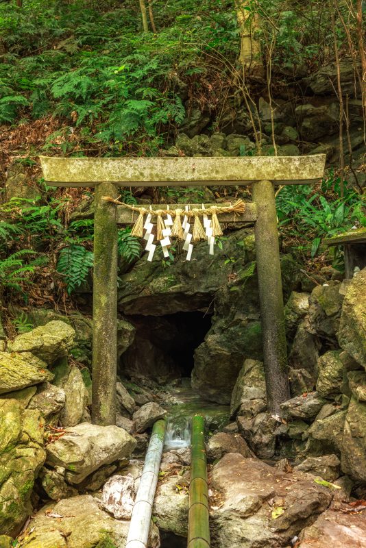 天の岩戸（恵利原の水穴）の写真「天の岩戸と水穴」