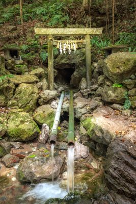 天の岩戸（恵利原の水穴）の写真「天の岩戸から流れる清水」