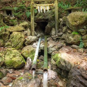 天の岩戸（恵利原の水穴）の写真「天の岩戸から流れる清水」