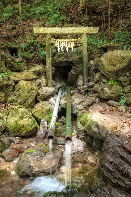 天の岩戸（恵利原の水穴）の写真「天の岩戸から流れる清水」