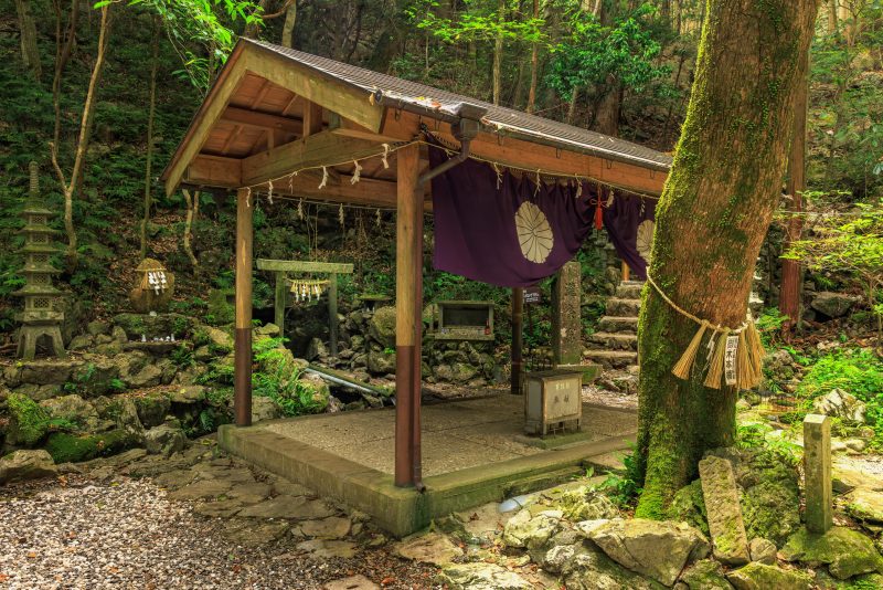 天の岩戸（恵利原の水穴）の写真「天の岩戸近くの社」