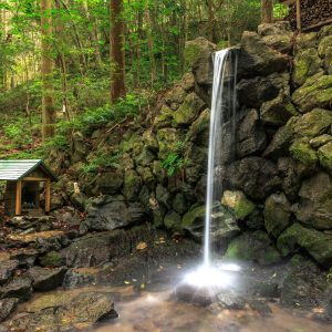 無料壁紙 禊滝。PCとデスクトップ壁紙に最適な4K高画質の無料壁紙。三重県志摩市の天の岩戸（恵利原の水穴）で撮影したフリー写真素材