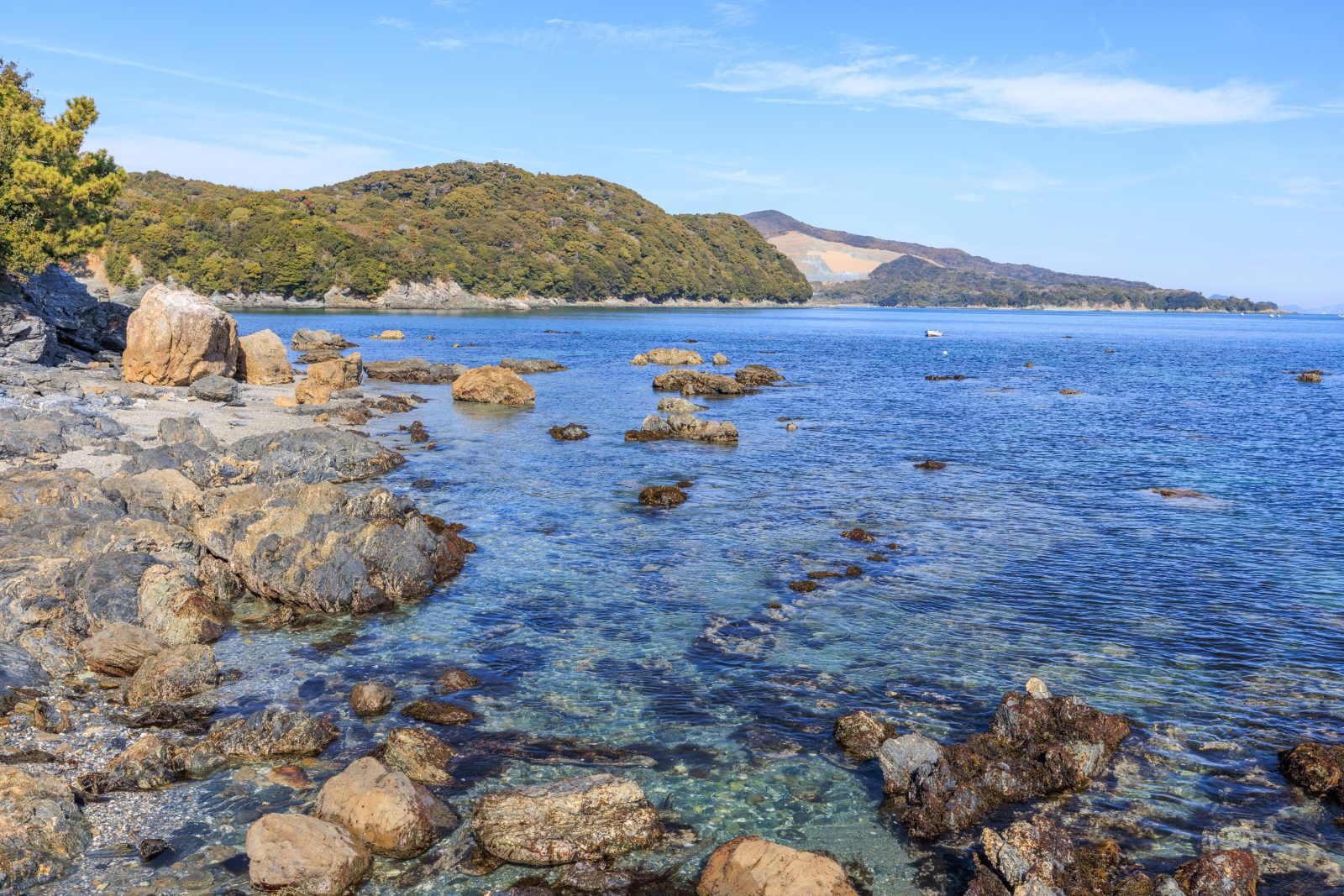 安楽島海水浴場の写真「磯遊びできる岩場」