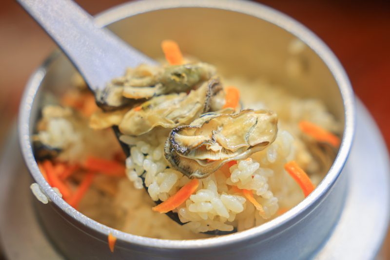 鳥羽浦村の牡蠣の写真「牡蠣飯をしゃもじですくう」