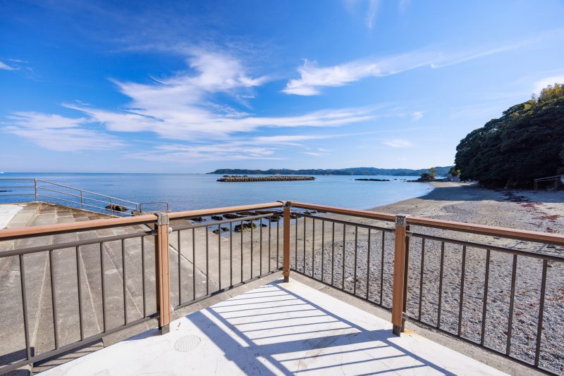 安楽島海水浴場の写真「更衣室の近くから眺める砂浜」