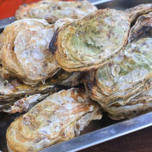 焼き牡蠣が盛られた光景