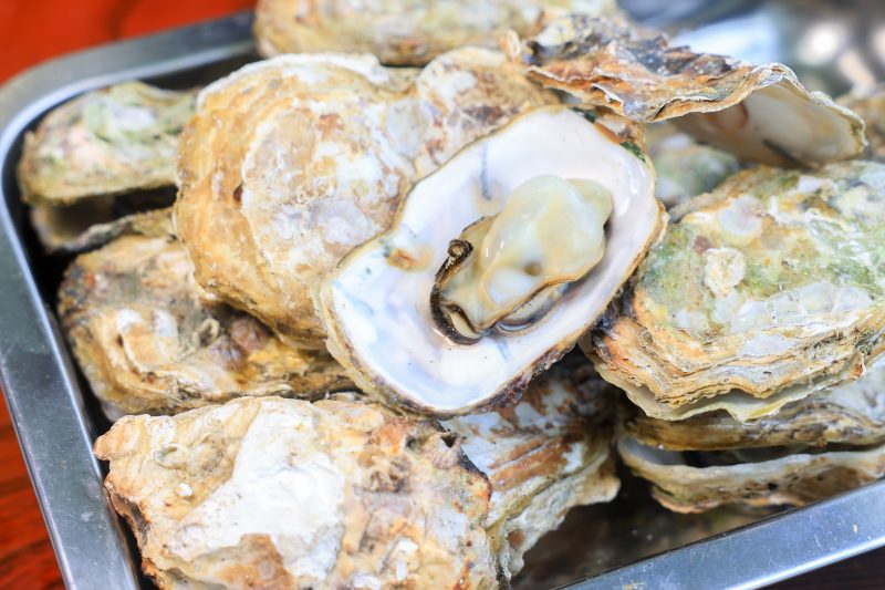 鳥羽浦村の牡蠣の写真「焼き牡蠣が盛られた光景（１個だけ開いている）」