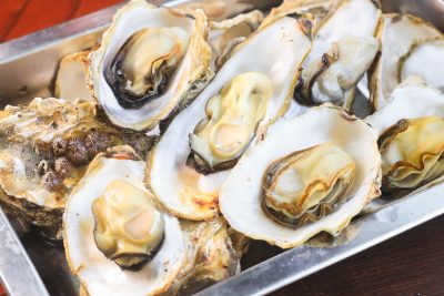 鳥羽浦村の牡蠣の写真「焼き牡蠣がトレーに並ぶ光景」