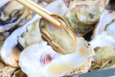 鳥羽浦村の牡蠣の写真「焼き牡蠣の箸上げ」