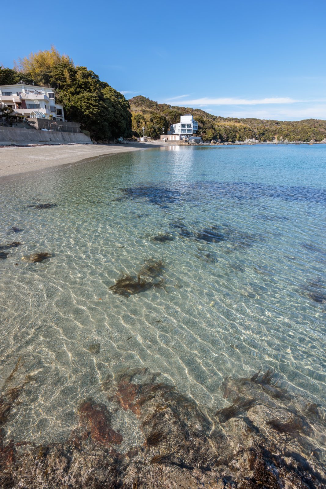 安楽島海水浴場の写真「最奥の岩場から砂浜全体を眺める」