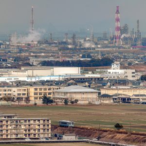 鈴鹿市役所 15階展望ロビーの写真「鈴鹿の街並みと四日市コンビナートと伊勢鉄道」