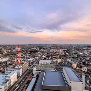 鈴鹿市役所 15階展望ロビーの写真「展望ロビーから眺める鈴鹿市の街並みと夕焼け」