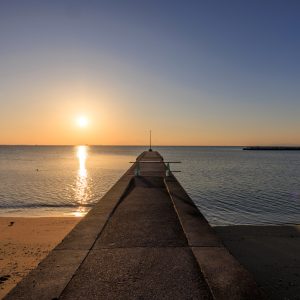 無料壁紙 桟橋から眺める朝日。PCとデスクトップ壁紙に最適な4K高画質の無料壁紙。三重県鈴鹿市の千代崎海岸で撮影したフリー写真素材