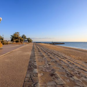 無料壁紙 千代崎海水浴場の広場。PCとデスクトップ壁紙に最適な4K高画質の無料壁紙。三重県鈴鹿市の千代崎海岸で撮影したフリー写真素材