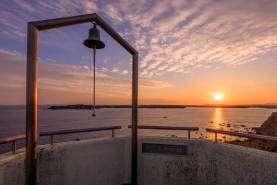菅崎園地（春雨展望台）の写真「とことわの鐘と夕陽」
