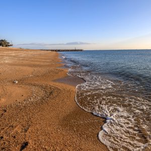 無料壁紙 千代崎海水浴場の砂浜。PCとデスクトップ壁紙に最適な4K高画質の無料壁紙。三重県鈴鹿市の千代崎海岸で撮影したフリー写真素材