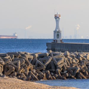 無料壁紙 千代崎港南防波堤灯台。PCとデスクトップ壁紙に最適な4K高画質の無料壁紙。三重県鈴鹿市の千代崎海岸で撮影したフリー写真素材