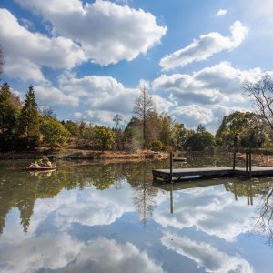 まるでウユニ塩湖のような湖