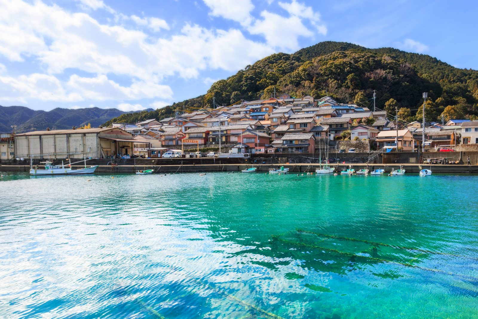 透き通った海と町並み