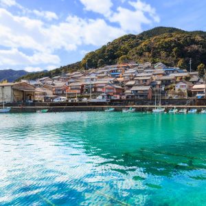 古江町の写真「透き通った海と町並み」