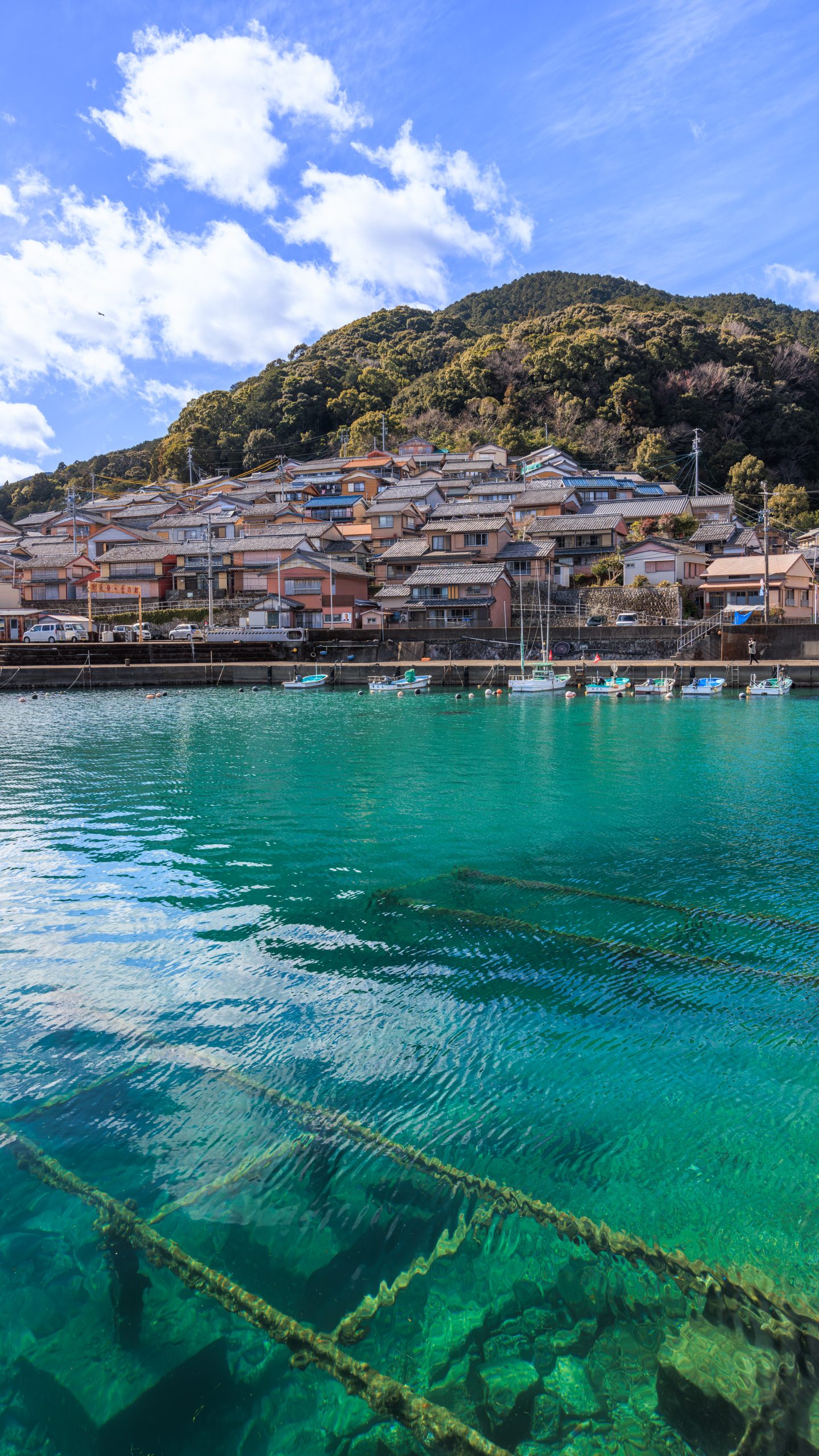 無料スマホ壁紙 漁港近くにある船を引き上げる船台。AndroidとiPhoneに対応した4K高画質の無料待ち受け画像。三重県尾鷲市の古江町で撮影したフリー写真素材