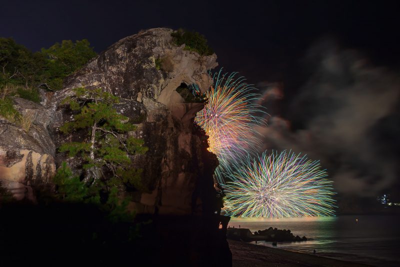 熊野大花火大会の写真「獅子岩と花火の共演」