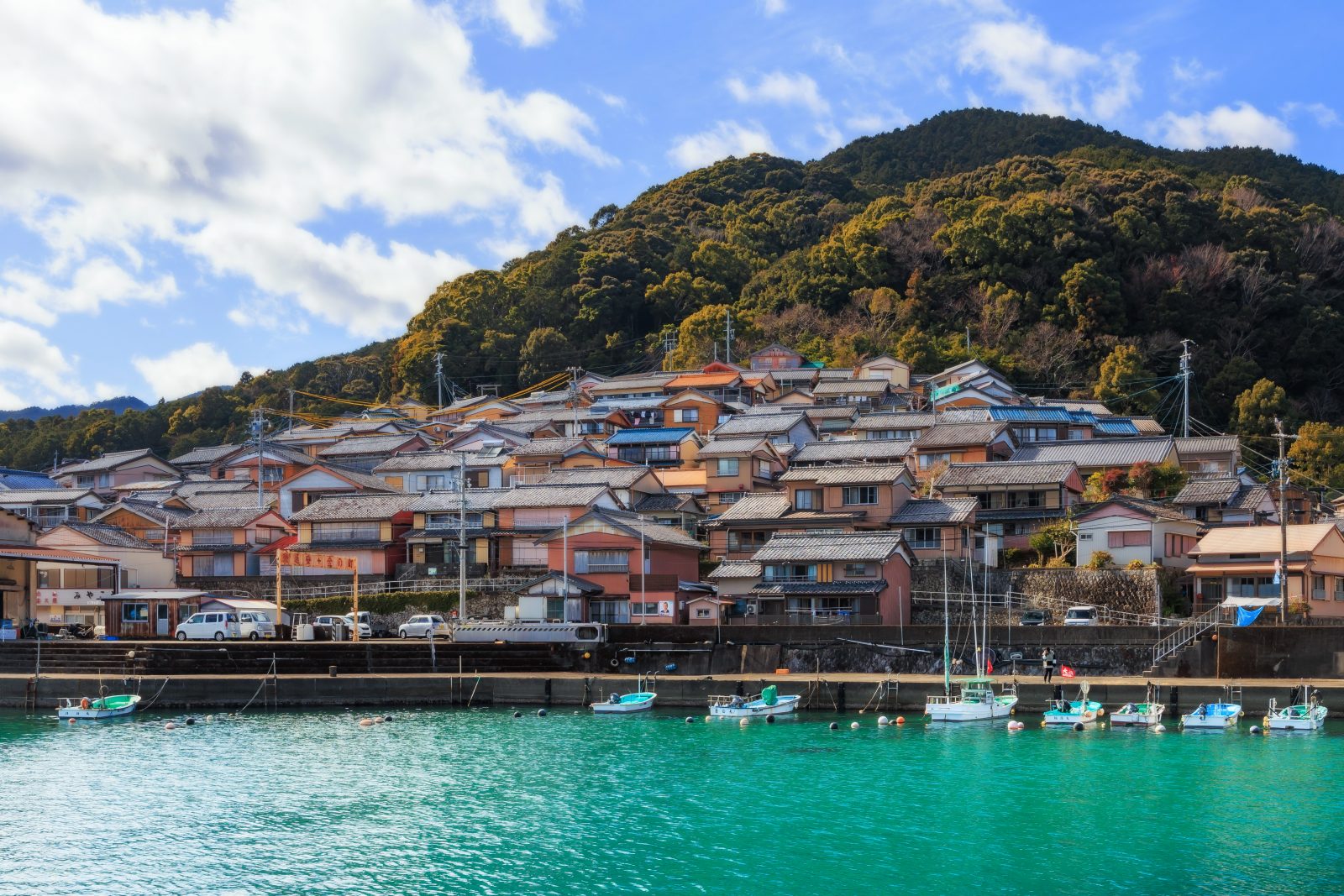 古江町の写真「山の斜面に広がる町」