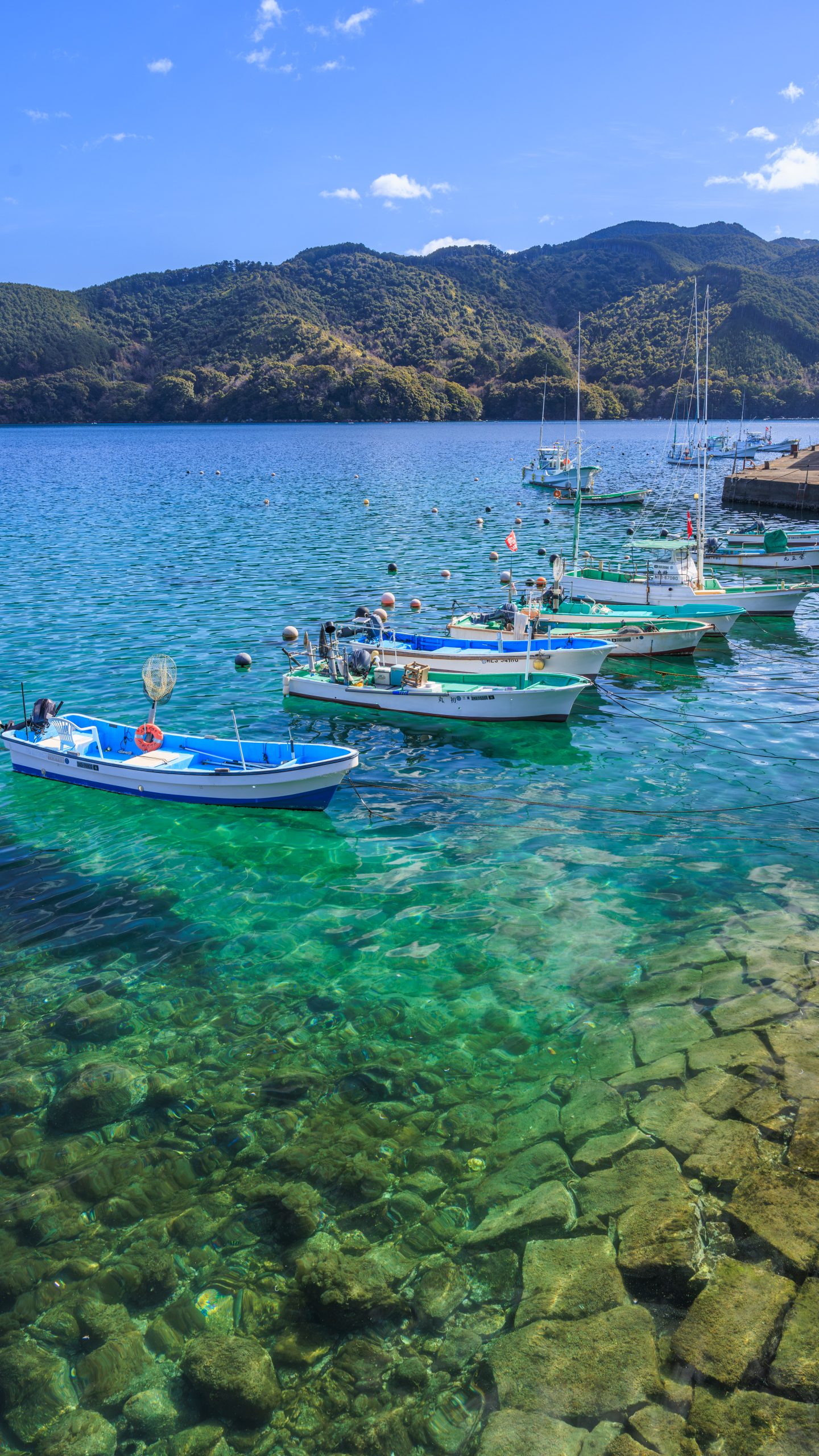 無料スマホ壁紙 海と山々と船。AndroidとiPhoneに対応した4K高画質の無料待ち受け画像。三重県尾鷲市の古江町で撮影したフリー写真素材