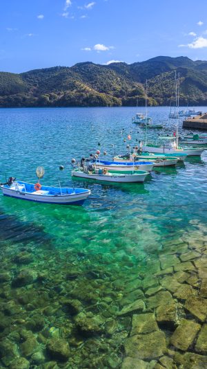 無料スマホ壁紙「海と山々と船」